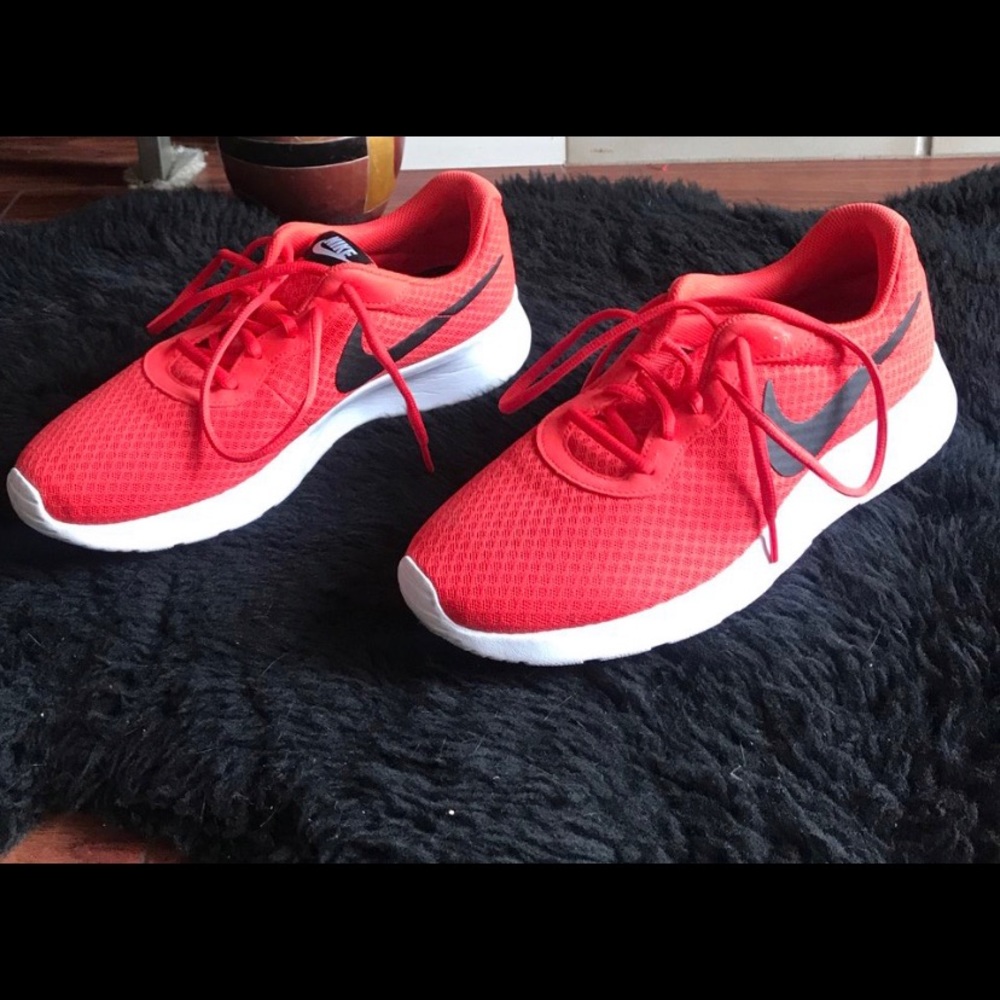 Nike Tanjun in Red.